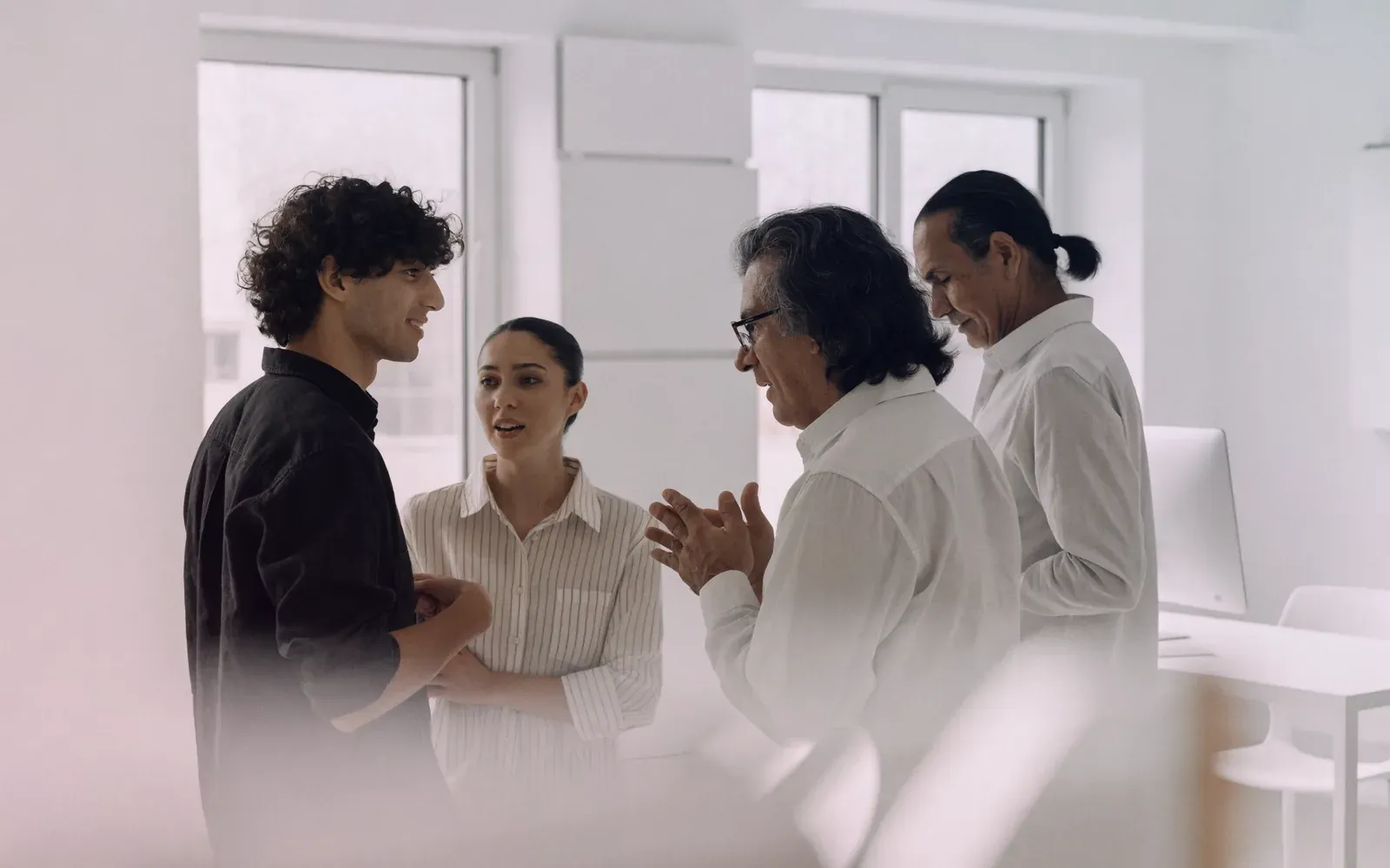 El equipo de LatinX Marketing conversando en una oficina luminosa