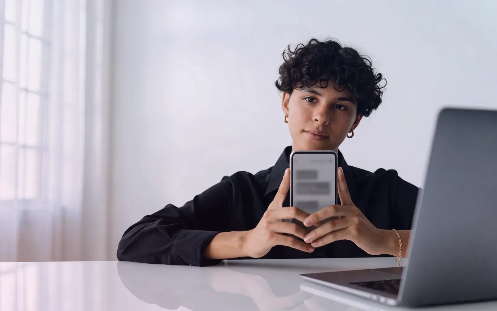Un dueño de negocio revisando una conversación automatizada en su teléfono